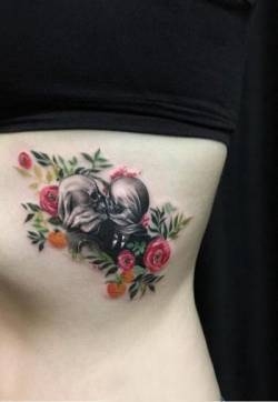 侧腰纹身图 女生侧腰上花朵和情侣人物纹身图片