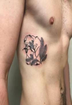 纹身侧腰男 男生侧腰上石头和植物纹身图片