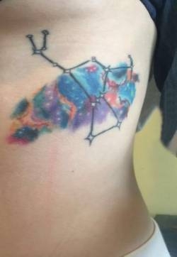 各星座纹身  女生侧腰上彩绘星座纹身图片
