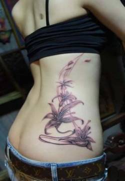 女生玲珑腰部的依兰花图案纹身女生腰部嫣红底_腰部纹身图案大全_纹身图吧