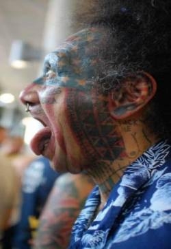男子脸部的疯狂纹身图案