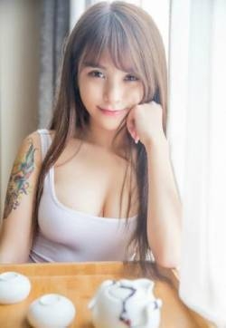 一组国内的漂亮长发纹身美女套图图片