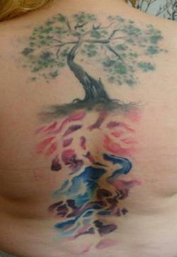 女性后背上漂亮的树纹身水彩纹身图片