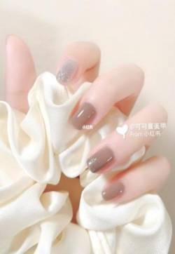 奶茶色美甲图片 奶茶灰棕色美甲图片