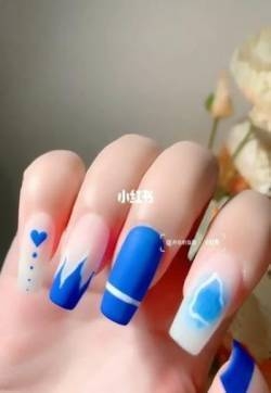 克莱因蓝美甲款式 莱克茵蓝美甲
